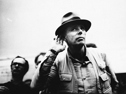 BEUYS photo zero one film/bpk/Stiftung Schloss Moyland/Joseph Beuys Archiv/Ute Klophaus