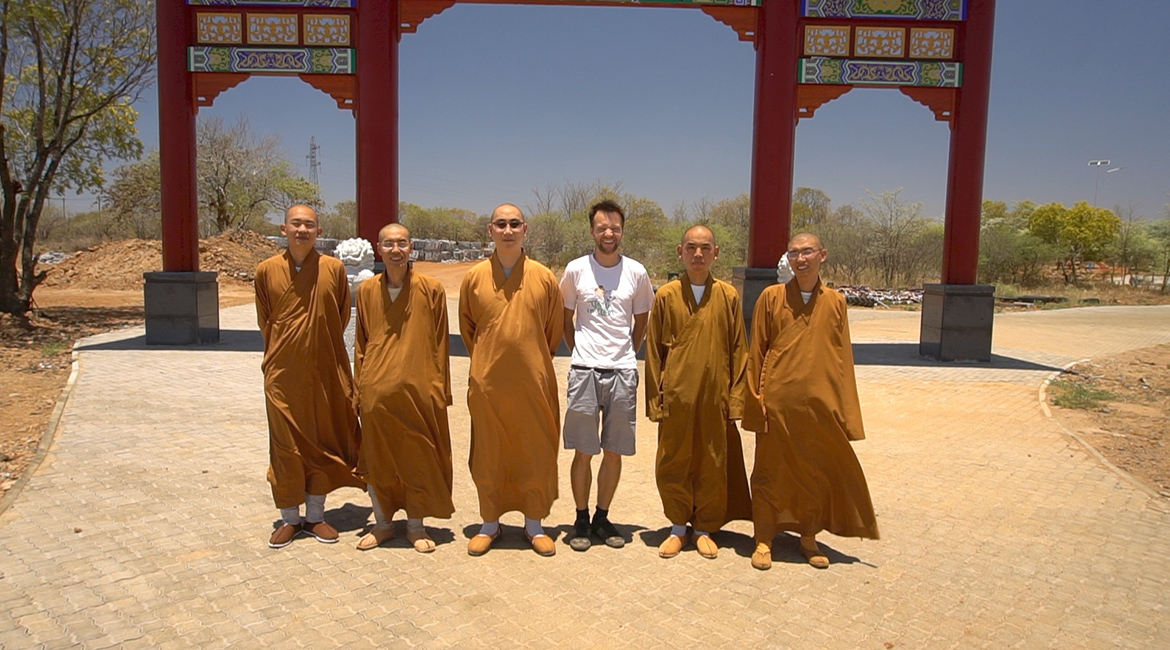 WELTREISE MIT BUDDHA Foto © Jesco Puluj